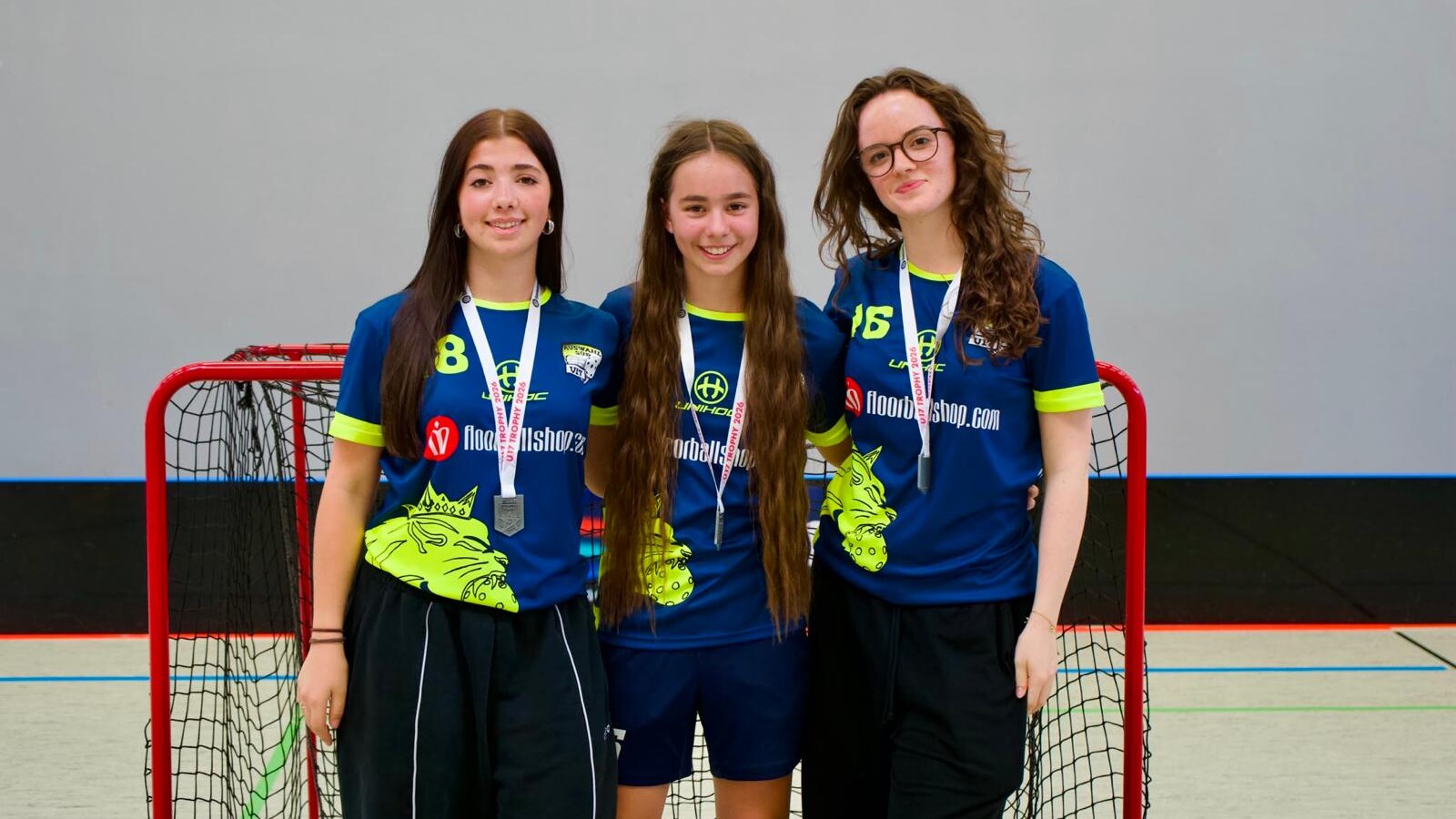 Ronja Trieb, Sophie Spielvogel und Antonia Pianski (v. links) holten mit dem Süden Trophy-Silber. Alle drei durften sich auch über inviduelle Auszeichnungen freuen. (Foto: Wagner)