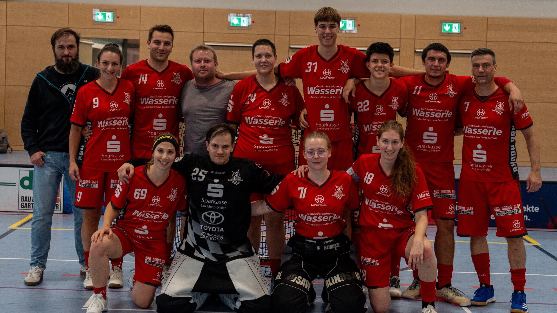 Mit Siegen über den FBC München und den SV Amendingen blickt die Kleinfeldmannschaft der Red Hocks auf einen gelungenen Heimspieltag. (Foto: Privat)