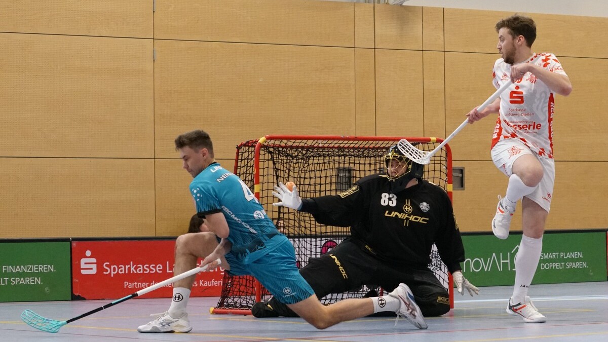 Das Tor zur Erstklassigkeit: Tobias Hutter (nicht im Bild) hat in der Verlängerung abgezogen, sein Schuss schlägt zum entscheidenden 4:3 ein. (Foto: Finkenzeller)