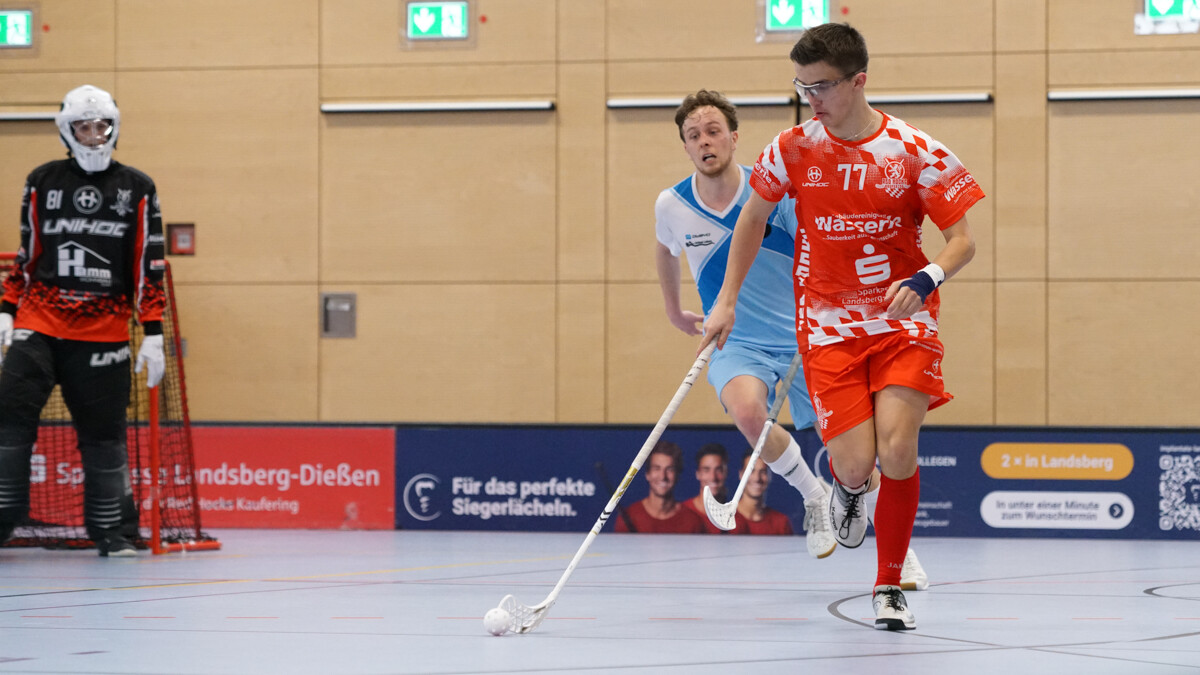 Lukas Trieb gehört zu jener jungen Riege an Spielern, die ins Zweitligateam der Red Hocks aufgerückt sind – bei seinem Debüt gegen Halle gelang ihm sogar gleich ein Tor. Über eine Doppellizenz ist dazu auch weitere Spielpraxis in der floorballshop.com Regionalliga Bayern möglich. (Foto:Finkenzeller) Lukas Trieb gehört zu jener jungen Riege an Spielern, die ins Zweitligateam der Red Hocks aufgerückt sind – bei seinem Debüt gegen Halle gelang ihm sogar gleich ein Tor. Über eine Doppellizenz ist dazu auch weitere Spielpraxis in der floorballshop.com Regionalliga Bayern möglich. (Foto:Finkenzeller)