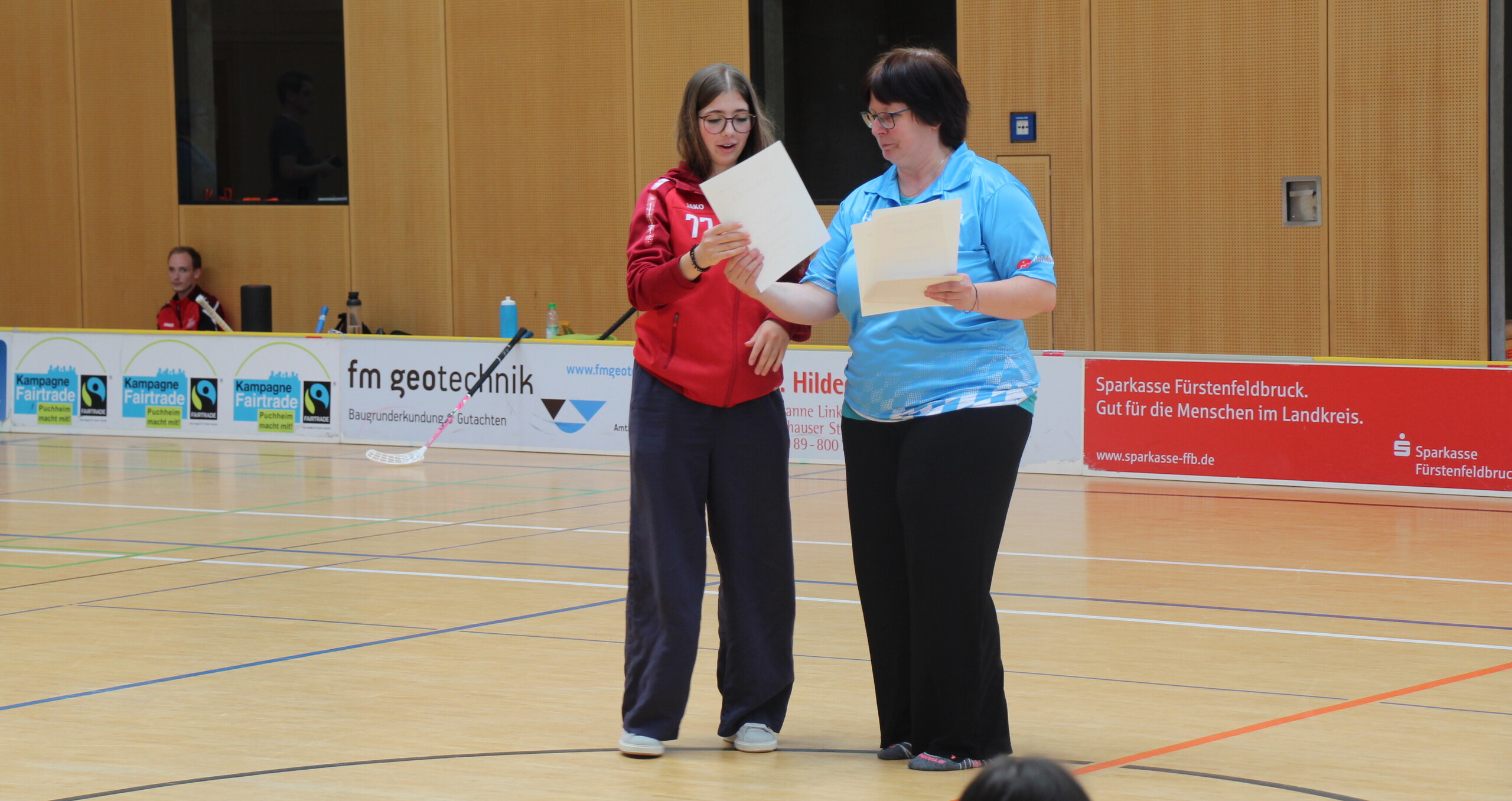 Ronja Trieb erhält die Urkunde zum 3. Platz (Foto: Auerswald/FBC München) Ronja Trieb erhält die Urkunde zum 3. Platz (Foto: Auerswald/FBC München)
