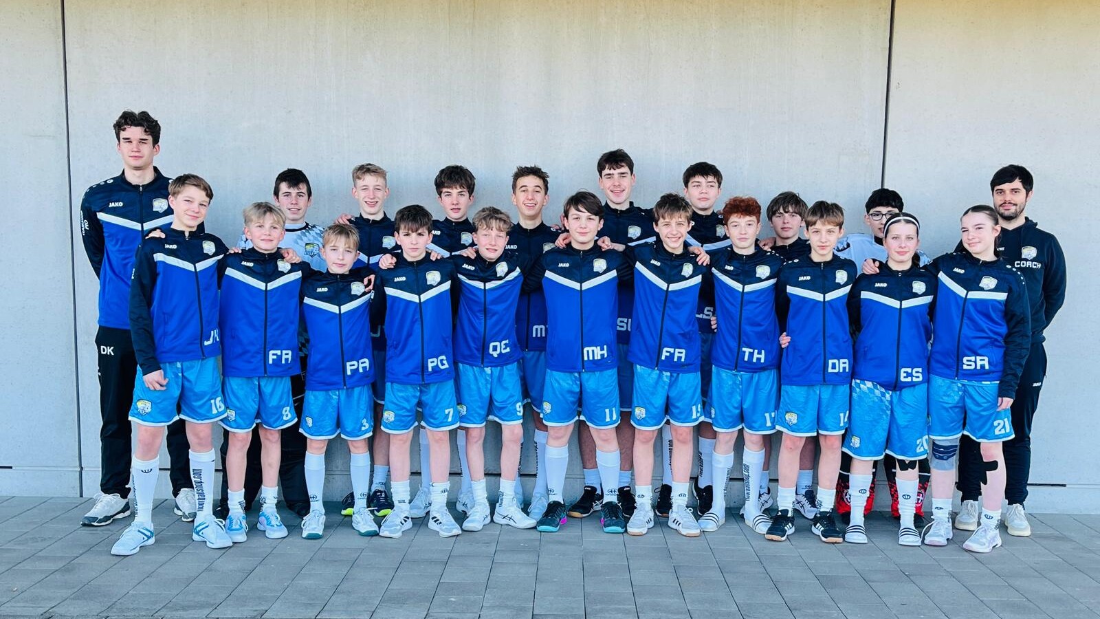 Mit Julius Harbich (vorne links), Moritz Trieb (hinten, 5. v. links), Felix Rist (vorne, 2. v. Links) und Rafael Wipfler (hinten, 2. v. Rechts) waren vier Red Hocks bei den Freundschaftsspielen der süddeutschen U15 in der Schweiz dabei. (Foto: Rimmelspacher)