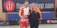 Kauferings Kapitän Marco Tobisch nahm den bayerischen Pokal von Barbara Brandmaier, Leiterin der Spielbetriebskommission, in Empfang. (Foto: FVB)