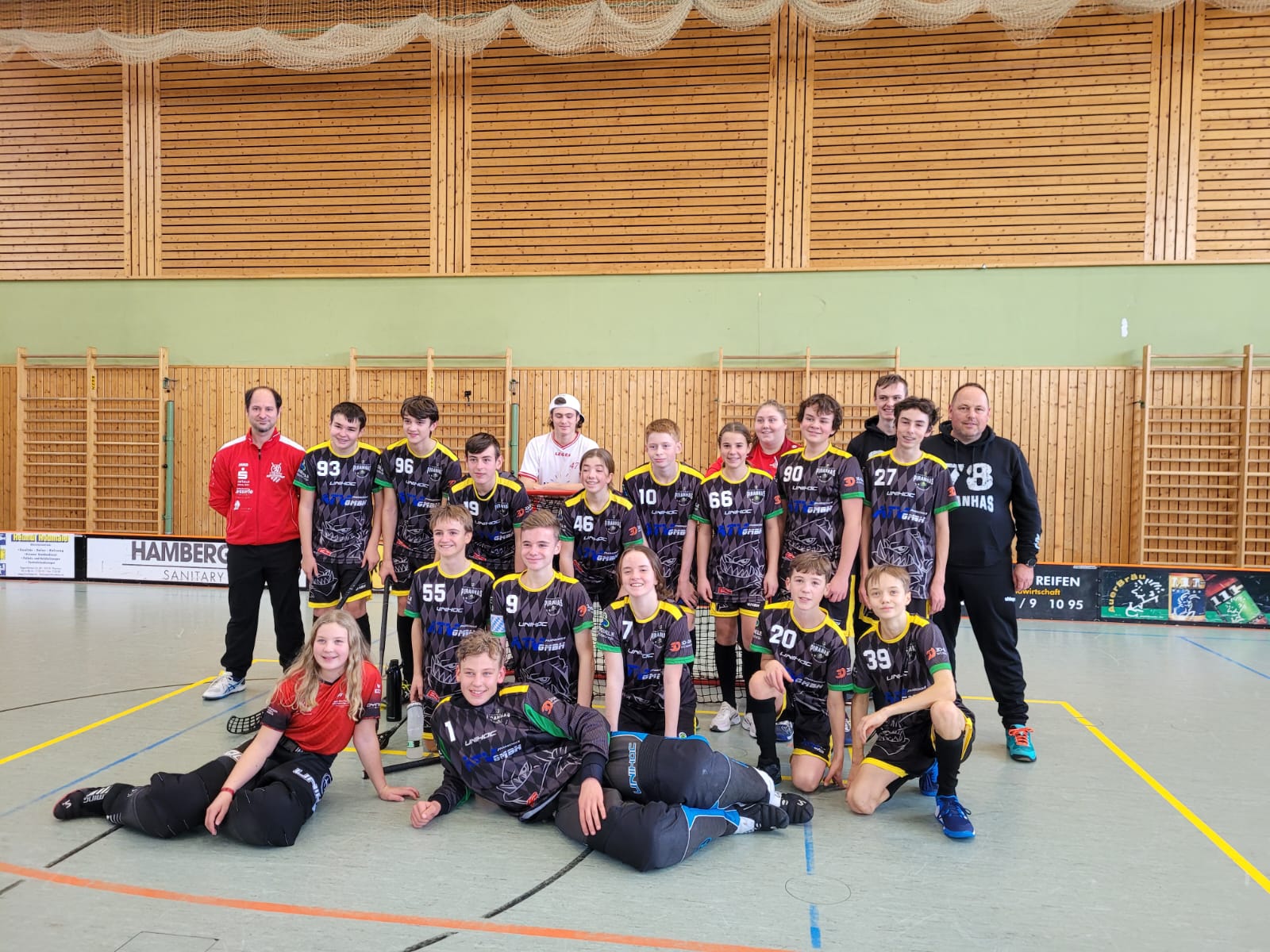 Red Hocks im Piranha-Outfit: Gemeinsam mit Nachbar SV Amendingen geht die U15 der Red Hocks in dieser Saison als Spielgemeinschaft auf Großfeld-Punktejagd. (Foto: Privat)