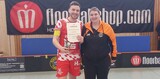 Kauferings Kapitän Marco Tobisch nahm den bayerischen Pokal von Barbara Brandmaier, Leiterin der Spielbetriebskommission, in Empfang. (Foto: FVB)