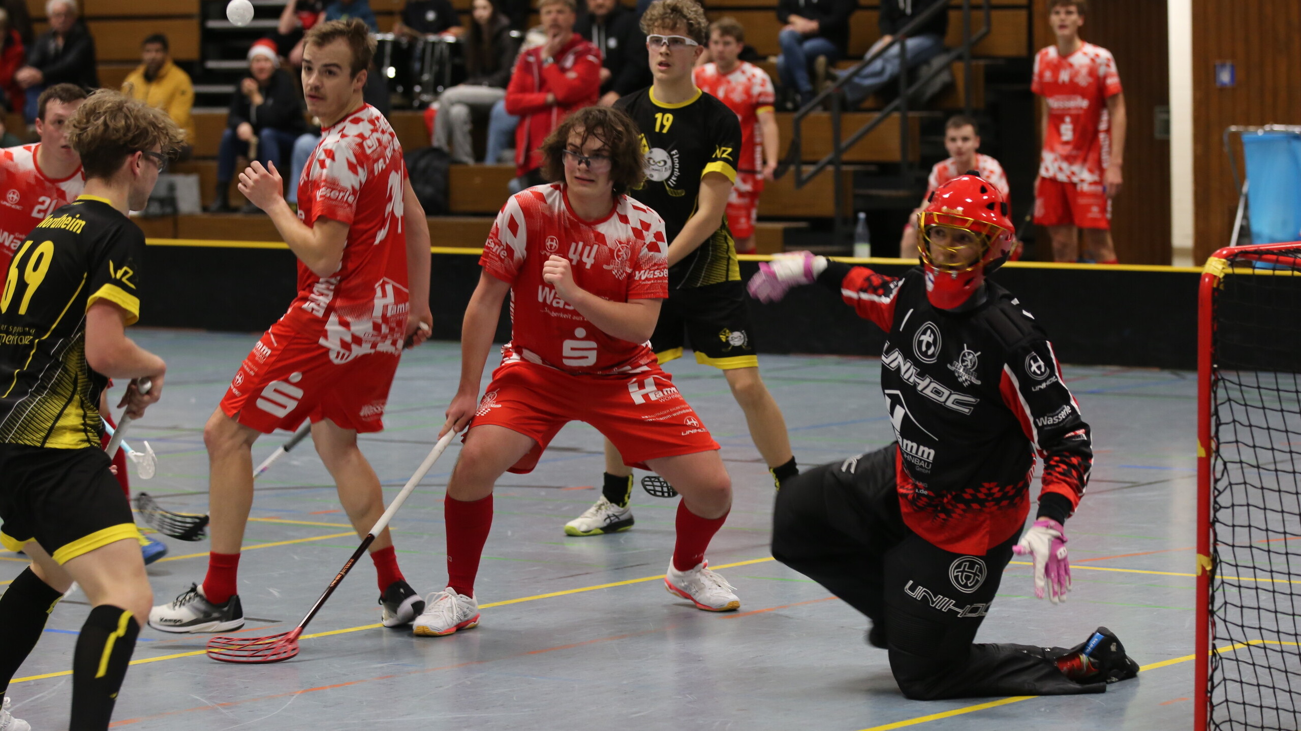 Torwart Andreas Blenk und seine Vorderleute Paul Krewinkel und Maximilian Falkenberger (v. rechts) waren auch hier auf dem Posten. Die Red Hocks standen vor allem defensiv sicher und gewannen bei Verfolger Nordheim mit 7:3. (Foto: Börsch)