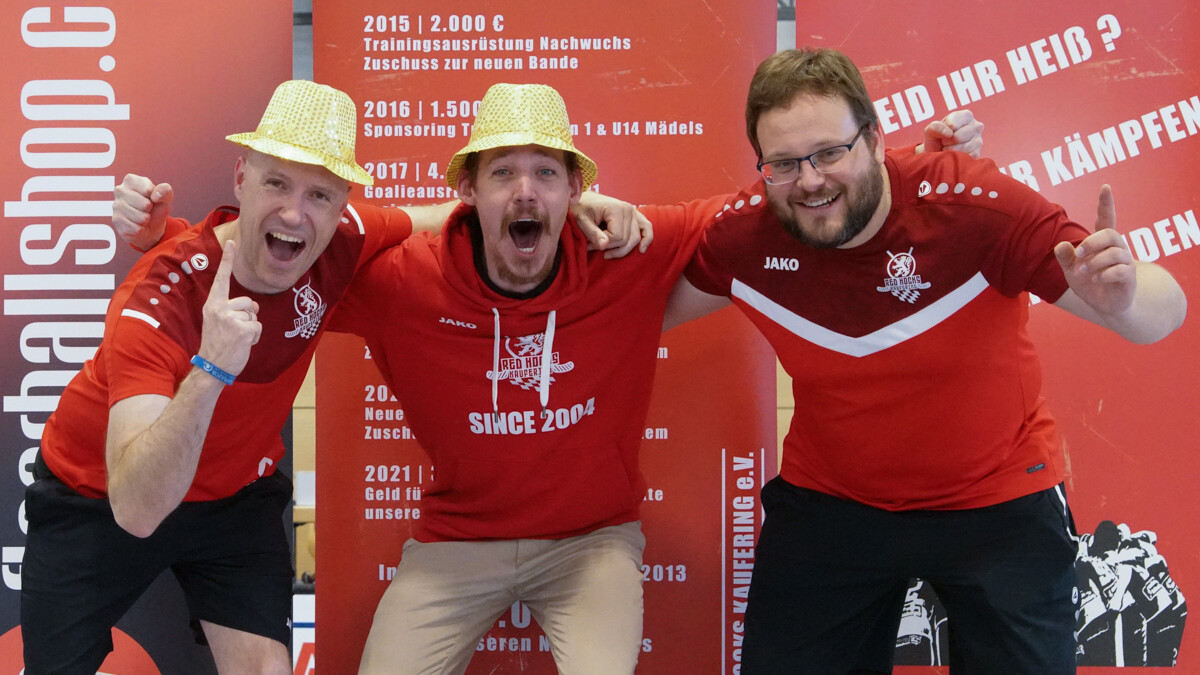 Torwarttrainer Andreas Blenk (links) und Co-Trainer Rasso Schorer (rechts) bleiben dem Trainerteam um Chefcoach Henrik Nordström (Mitte) erhalten. Markus Heinzelmann bringt sich ebenfalls wieder vermehrt in der Halle ein, Christian Brücklmayr verstärkt das Teammanagement. (Foto: Finkenzeller)
