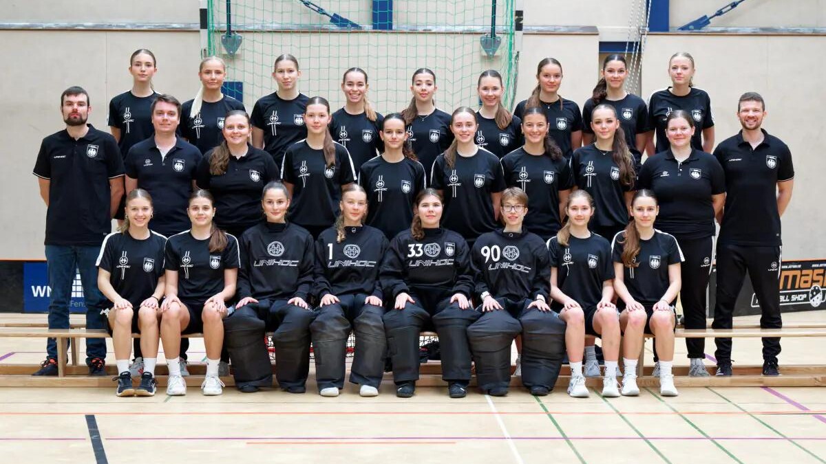 ür Ronja Trieb (hinten, 5. v. links) und die deutsche U19-Nationalmannschaft geht es ab dem heutigen Mittwoch in Berlin um das Ticket zur U19-WM. (Foto: Floorball Deutschland)