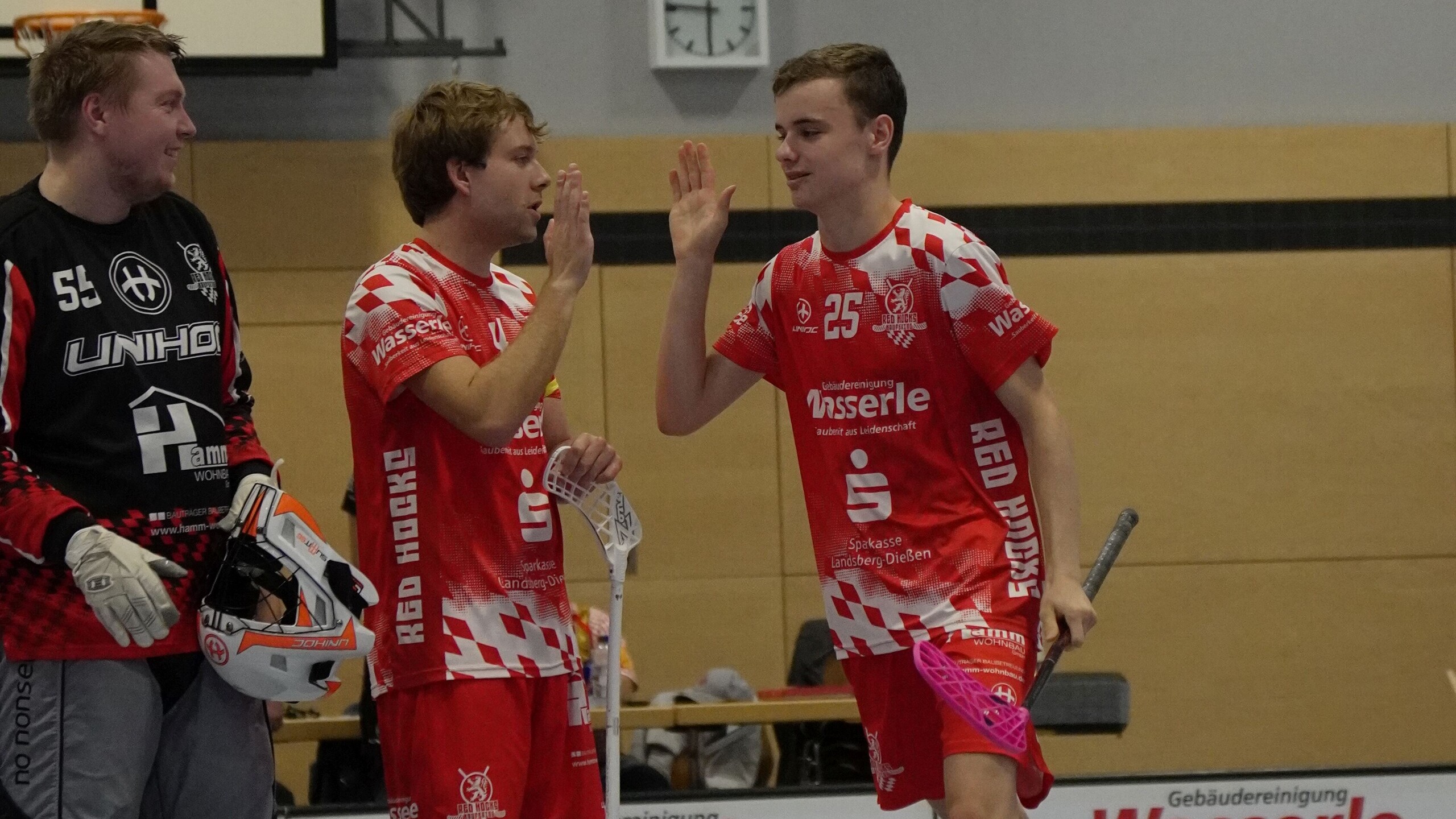 Marco Trick, Lukas Wexenberger, Tom Zöllner (v. links) und die zweite Mannschaft der Red Hocks führen die floorballshop.com Regionalliga Bayern weiterhin an. (Foto: Rubenwolf)