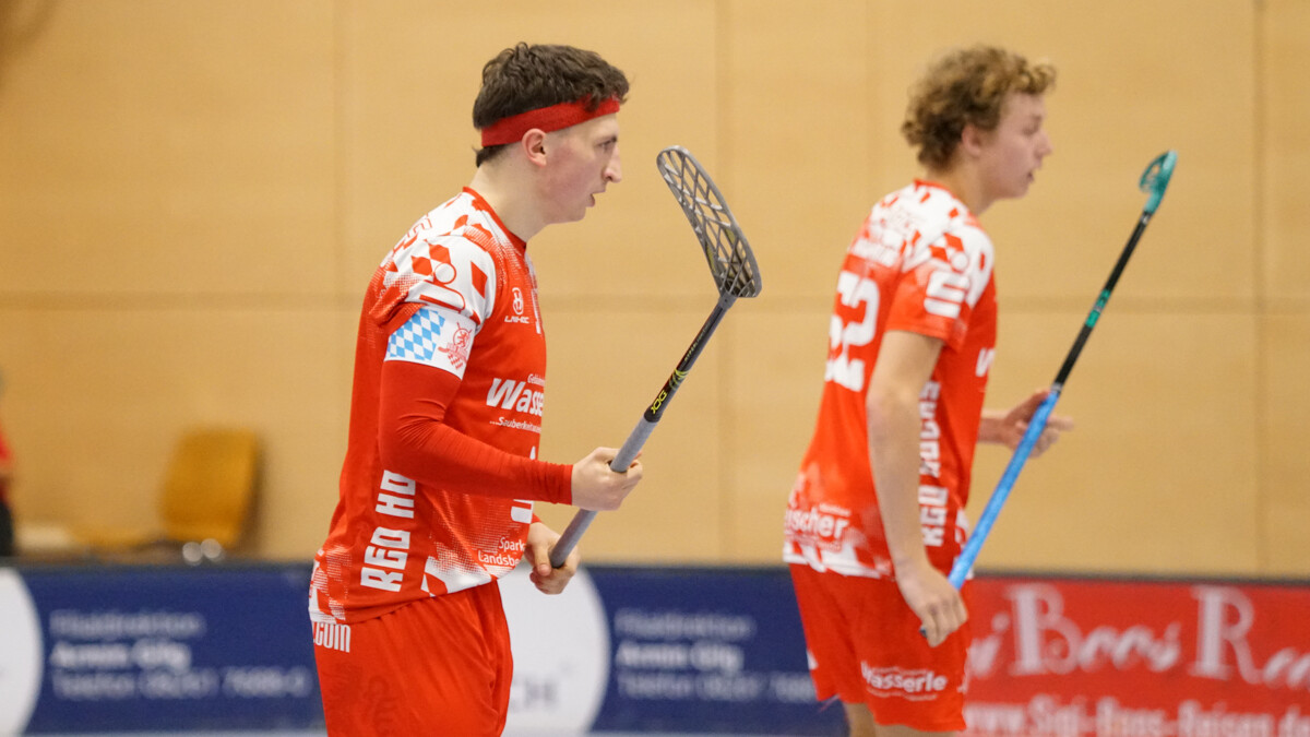 „Lasst uns das Spiel zum Heimspiel machen!“ Kauferings Kapitän Benedikt Föhr (links), Gregor Denk (rechts) und die Red Hocks peilen einen Derbysieg im Pokalachtelfinale an. (Foto: Finkenzeller)