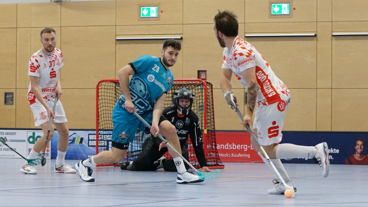Für Miro Akerlund (am Ball) und die Red Hocks geht es am Samstag zum bayerischen Erstliga-Derby zum FBC München. Dessen Federico Vanoni (Mitte) ist mittlerweile interimsweise als Coach hinter der Bande tätig. (Foto: Finkenzeller)
