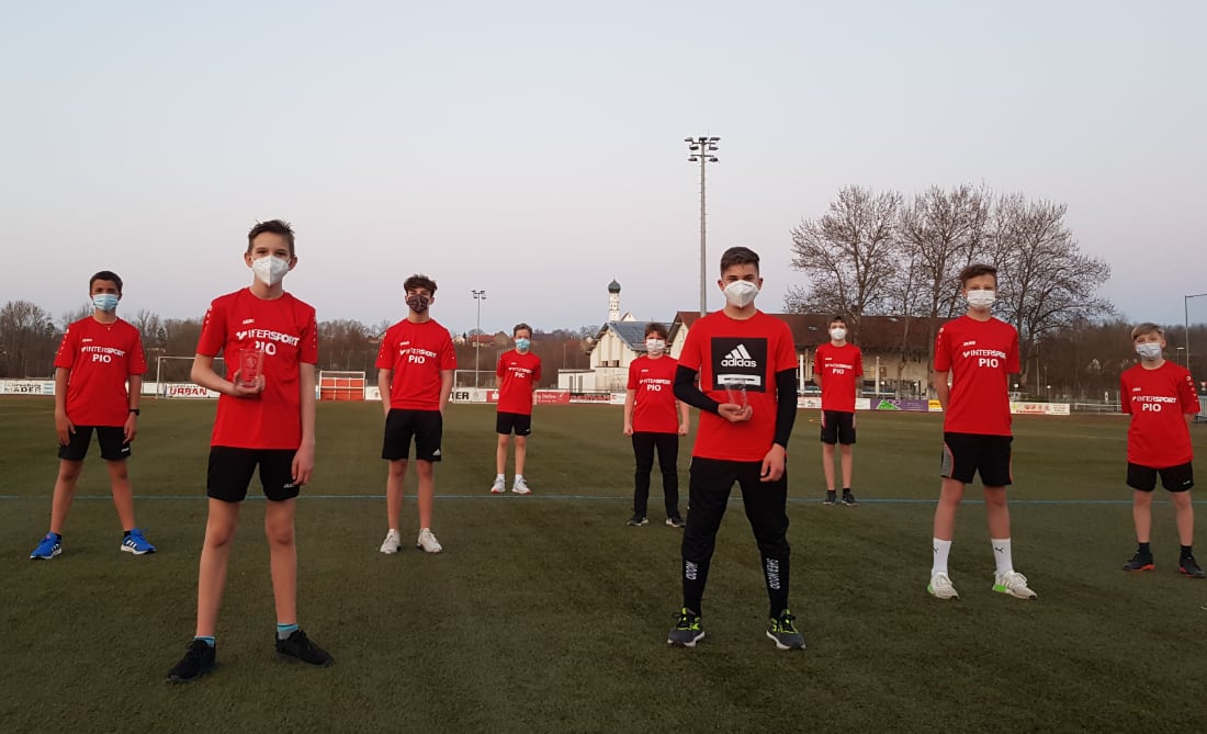 Nico Leonhardt (2. v. links), Niklas Schweyer (4. v. rechts), Jonas Rubenwolf und Matthias Kennerknecht verpassten keine Online-Challenge ihrer U15. (Foto: Red Hocks)