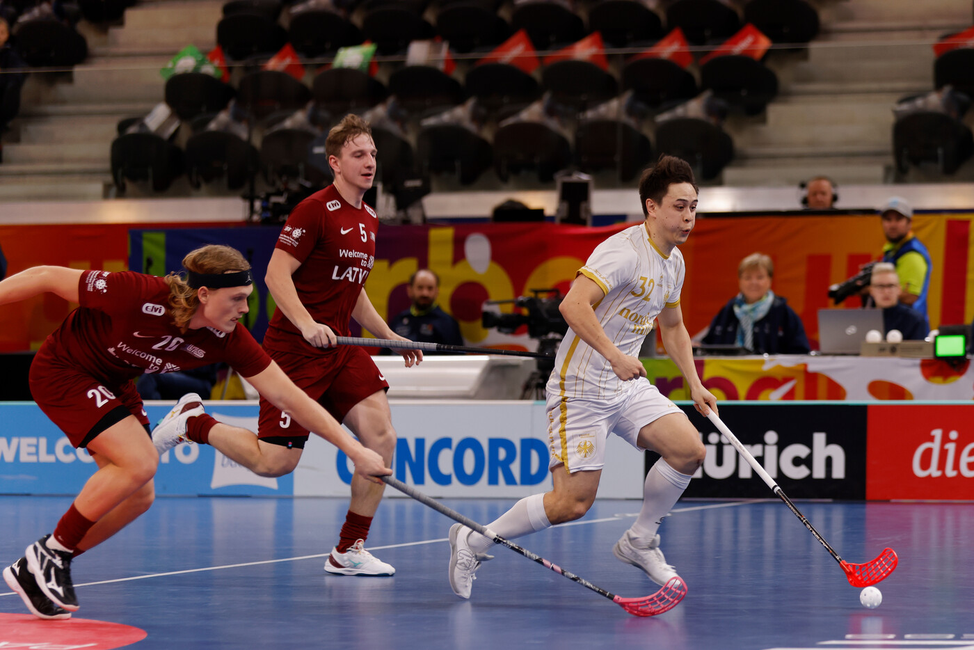 Im Kräftemessen mit den Weltbesten: Tino von Pritzbuer sieht die deutsche Mannschaft vor allem im Spiel mit dem Ball gereift. (Foto: Floorball Deutschland)