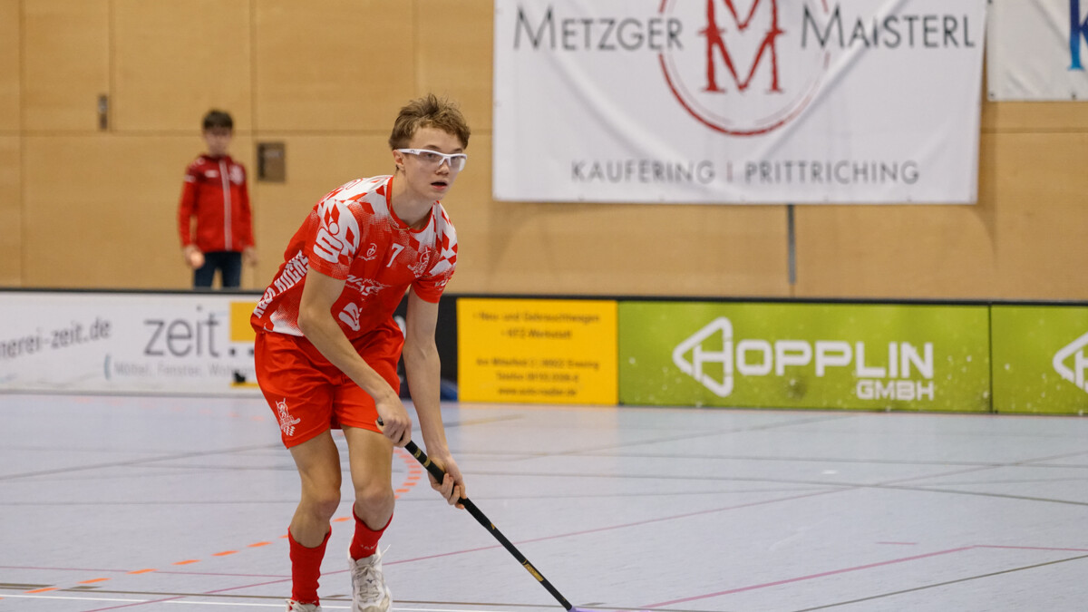 Johannes Probst war an allen Ecken und Enden zu finden, am Ende setzte sich sein Team in München mit 10:2 durch. (Foto: Archiv/Finkenzeller)
