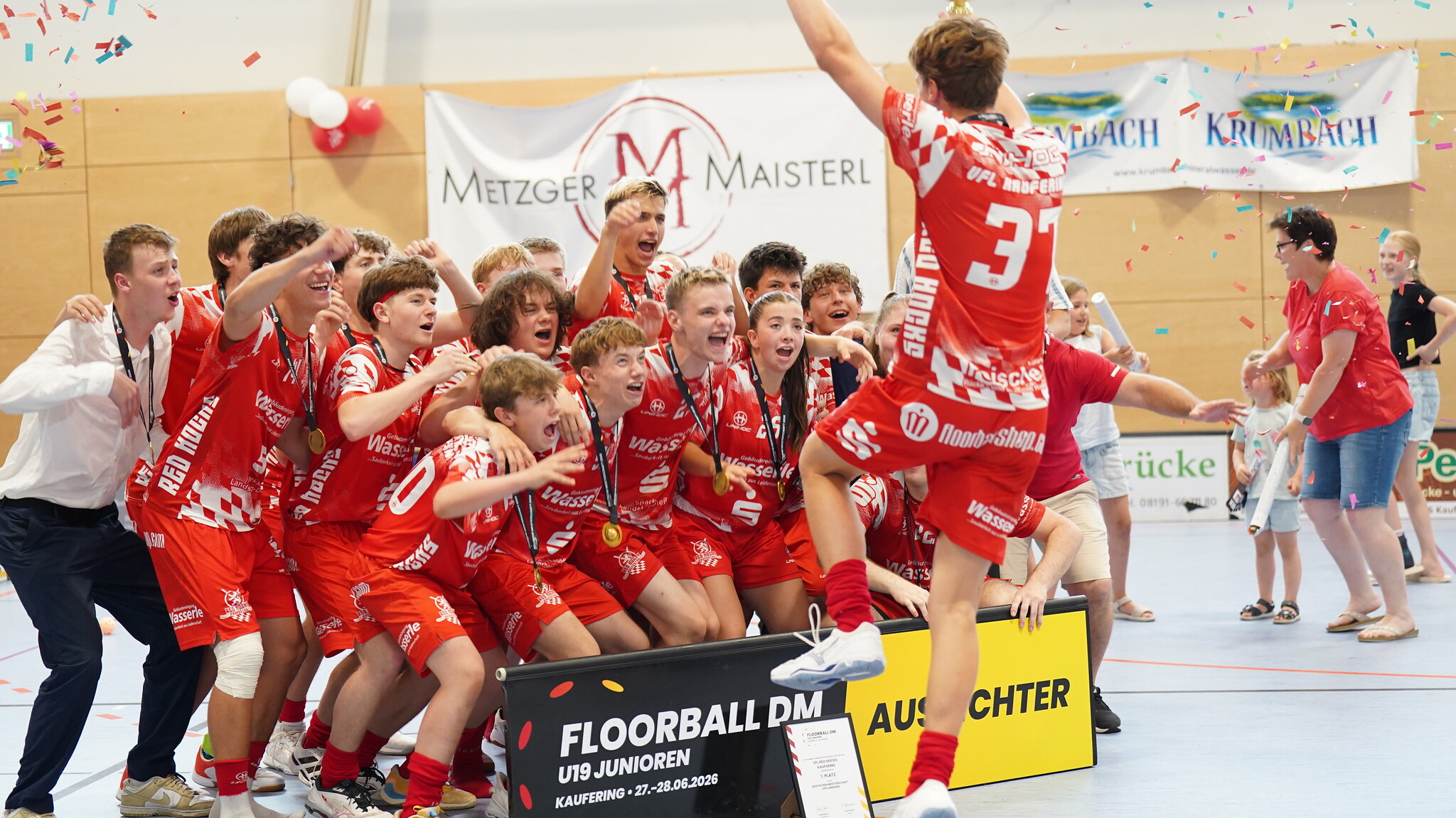 Gastgeber Red Hocks Kaufering hat sich den Titel der Deutschen Meisterschaft U19 Junioren gesichert. Vor rund 320 Zuschauern behielten die Lechfloorballer im Finale gegen Blau-Weiß 96 Schenefeld die Oberhand. (Foto: Red Hocks)