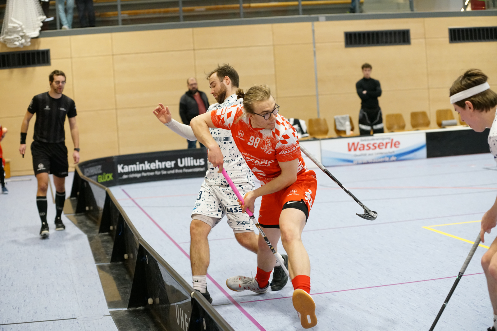 Moritz Leonhardt (rotes Trikot) hat seine erste Berufung zur Herrennationalmannschaft erhalten. Julian Rüger, langjähriger Spieler der Red Hocks (weiß) ist ebenfalls dabei. Auch in den Juniorenteams tummeln sich dieses Wochenende mehrere Kauferinger. (Foto: Finkenzeller) 