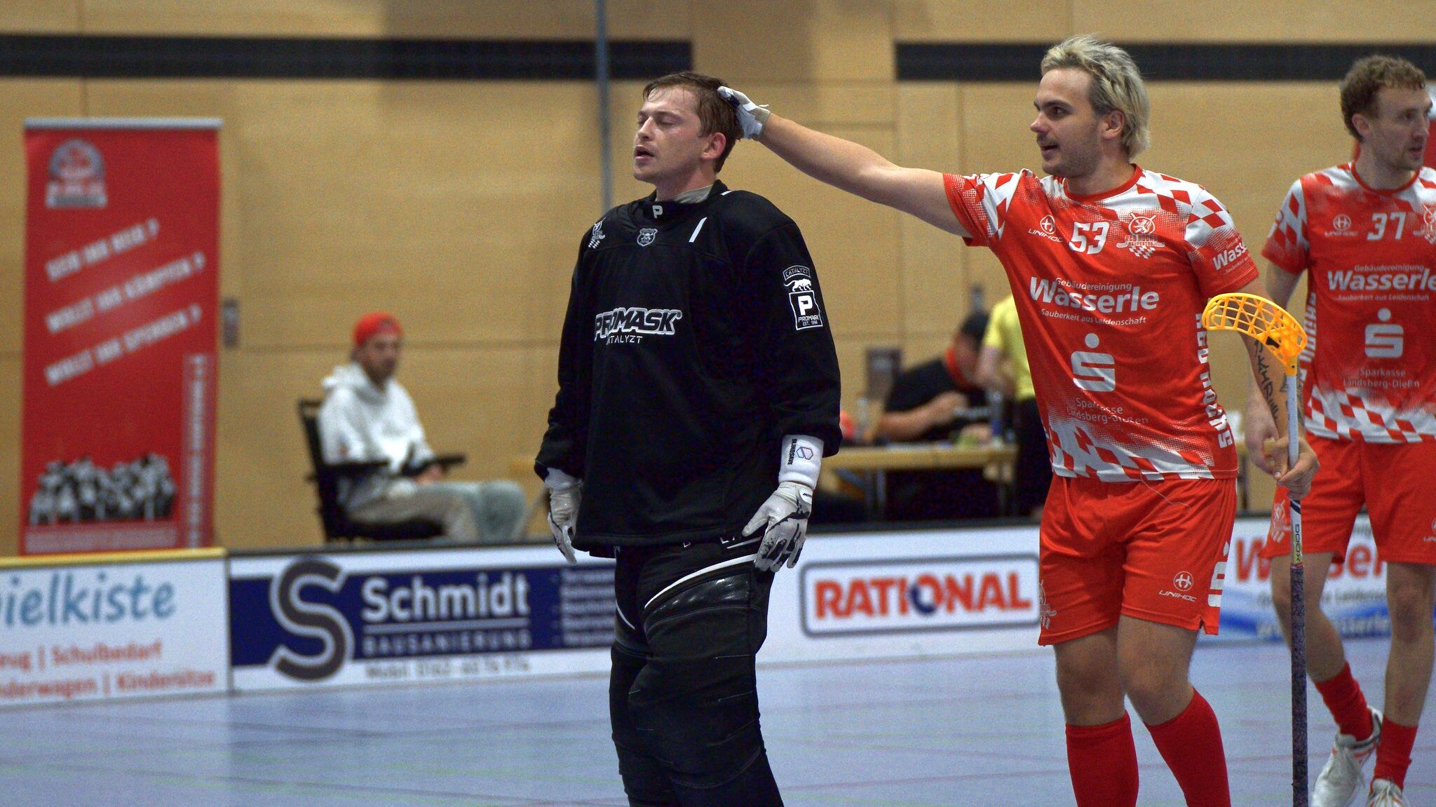 Pure Erleichterung: Torwart Dominik Bürger, Miro Akerlund und die Red Hocks haben sechs weitere Punkte eingefahren. (Foto: Rubenwolf)