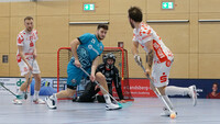 Für Miro Akerlund (am Ball) und die Red Hocks geht es am Samstag zum bayerischen Erstliga-Derby zum FBC München. Dessen Federico Vanoni (Mitte) ist mittlerweile interimsweise als Coach hinter der Bande tätig. (Foto: Finkenzeller)