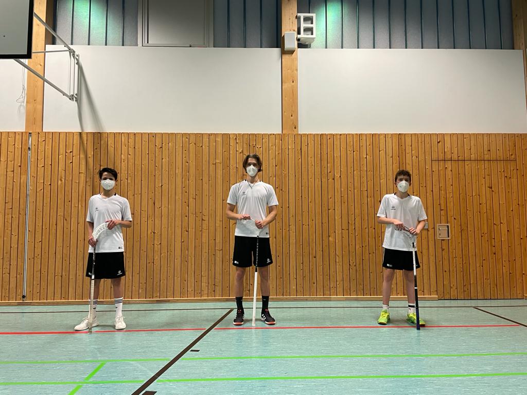 Benedikt Richardon (Mitte) leitet die Einheiten als Spielertrainer. Gemeinsam mit Daniel Wipfler (links) und Jonas Fellner (rechts) bereiter er sich so auf den Lehrgang der Juniorennationalmannschaft vor. (Foto: Benedikt Richardon)